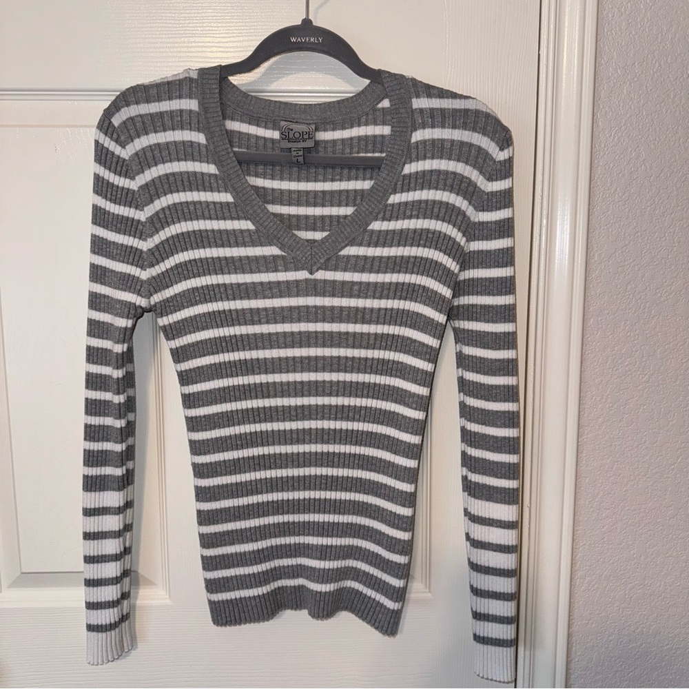 NWOT The SLOPE Brooklyn NY Longsleeve top V-shaped neckline Gray/White L